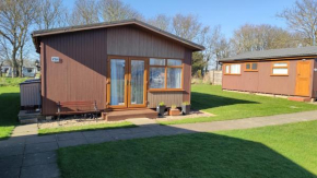 Quiet 6 berth pet friendly chalet near beach